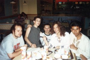 El staff de Ran, hace alrededor de 20 años atrás, en un conocido local de comidas rápidas de Corrientes y Callao.